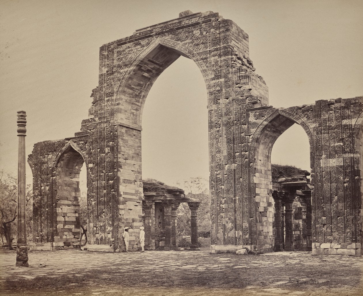 Delhi. Stor bue og jernsøyle nær Qutub Minar, ruinene av gamle Delhi av Samuel Bourne