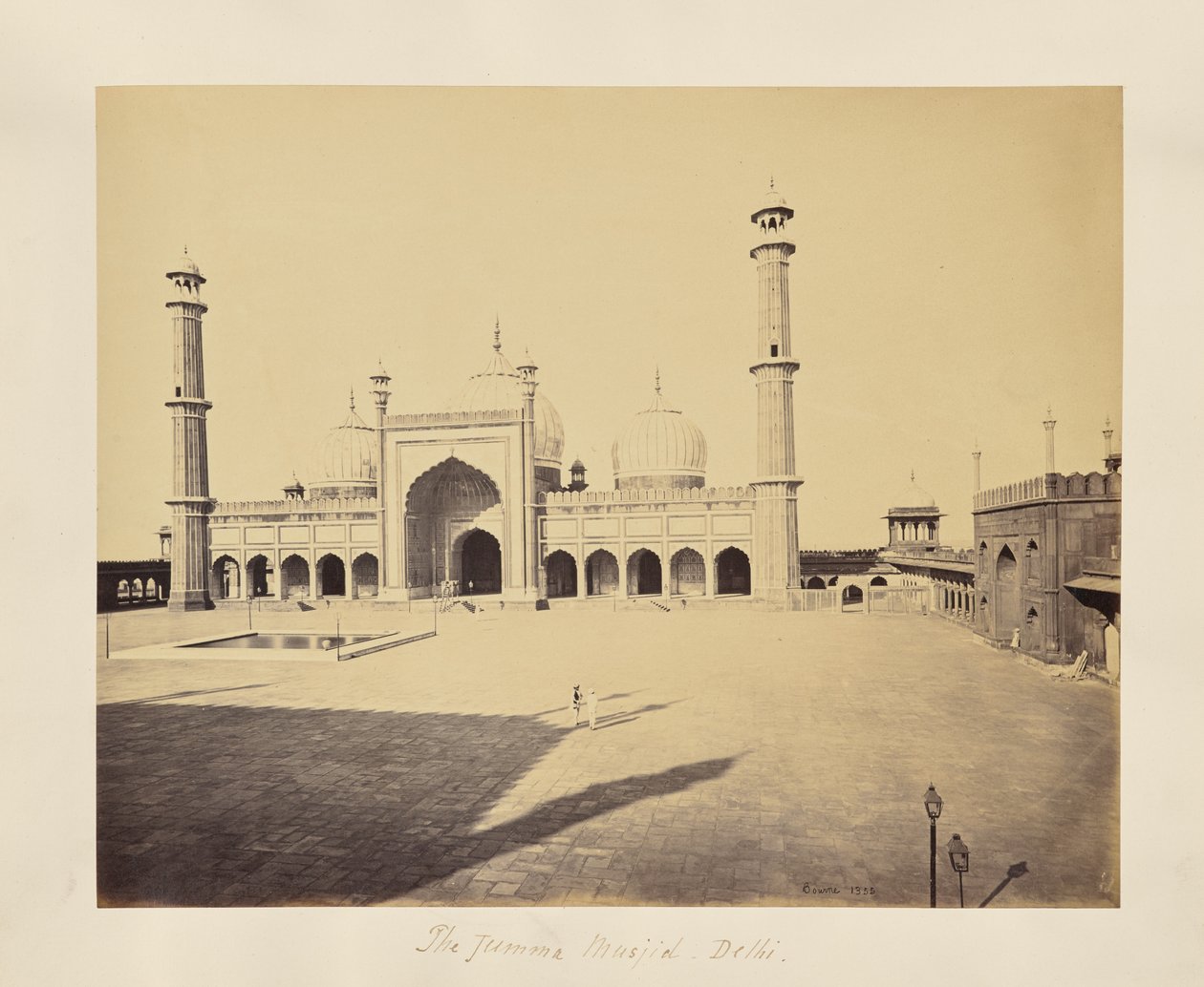 Delhi; Jumma Musjid, moskeen og den firkantede gårdsplassen av Samuel Bourne