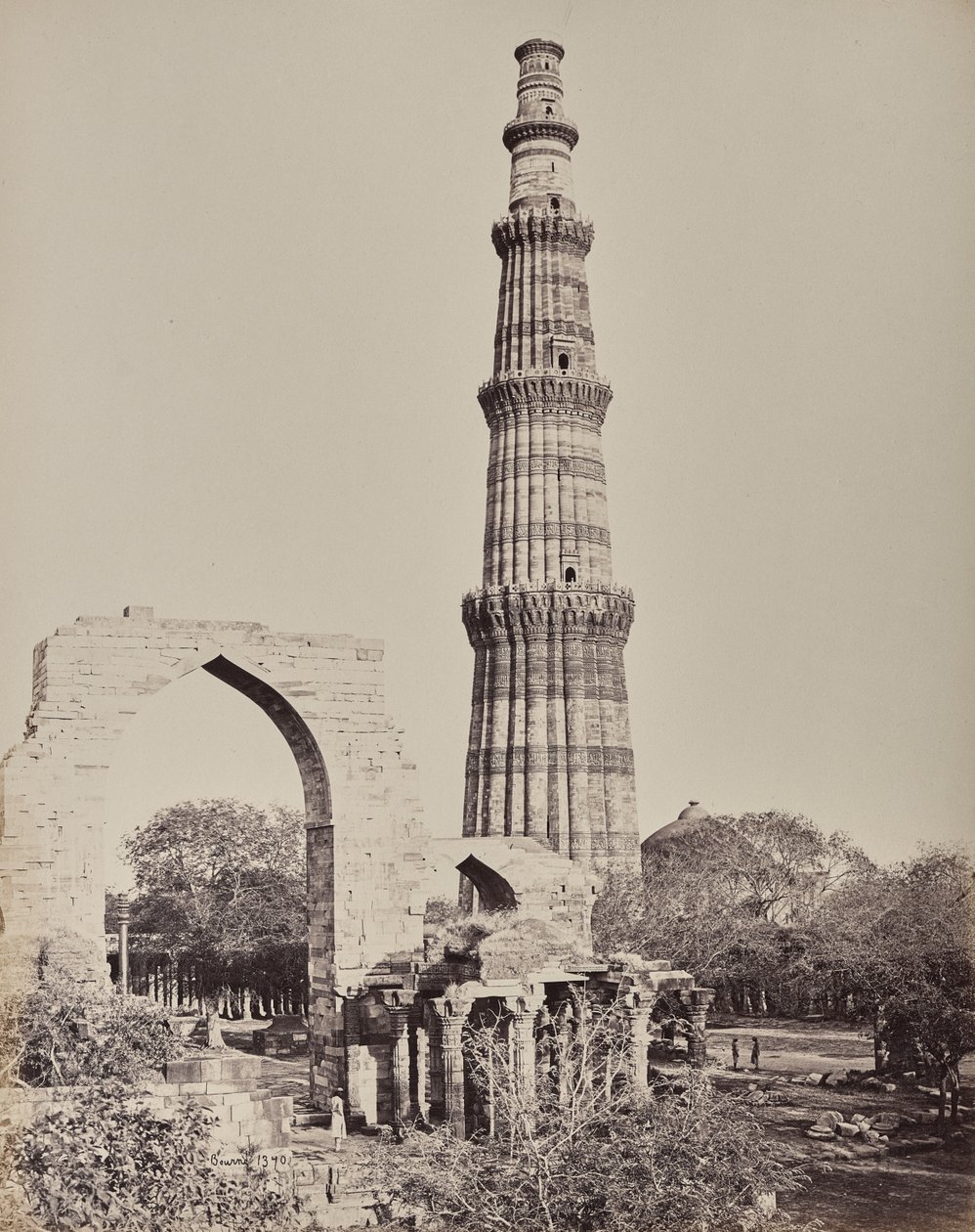 Delhi. Kootub Minar eller tårnet i ruinbyen Gamle Delhi av Samuel Bourne