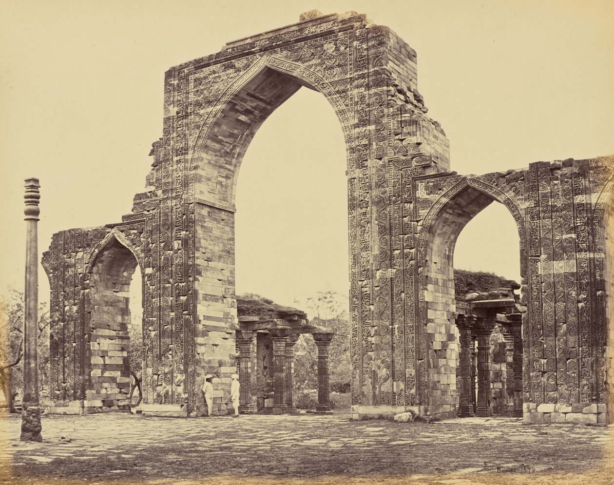 Delhi; Kutub Minar, den store buen og jernsøylen av Samuel Bourne