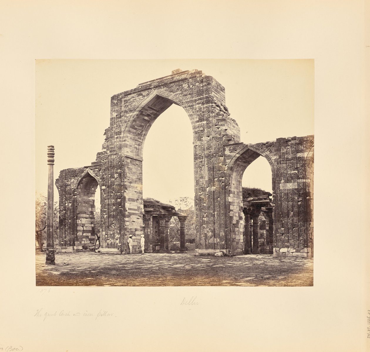 Delhi; Kutub Minar, den store buen og jernsøylen av Samuel Bourne