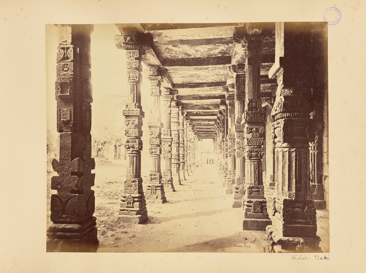 Delhi; Qutb Minar, interiørbilde av den nordlige søylegangen av Samuel Bourne