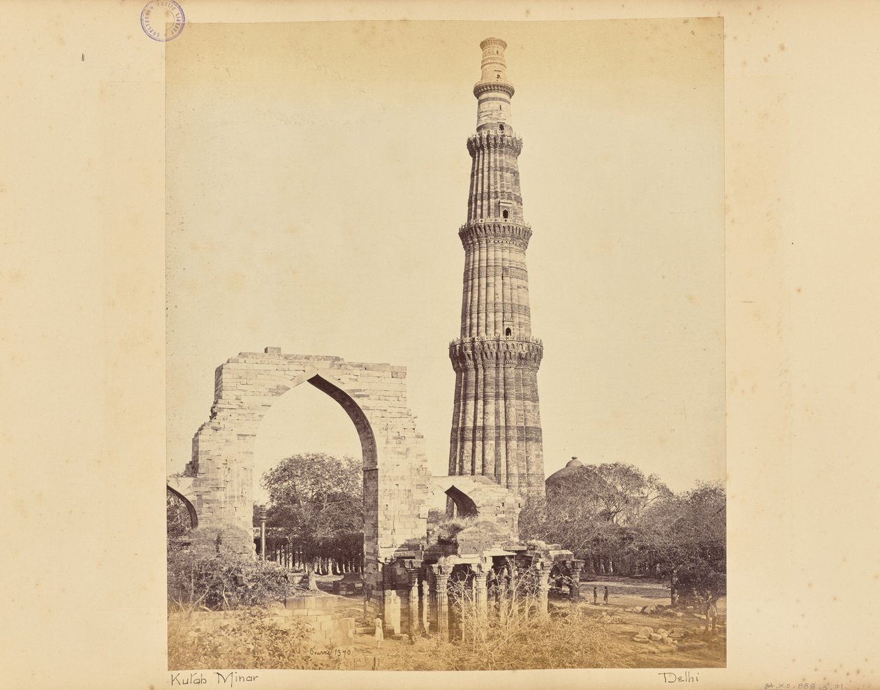 Delhi; Kutub Minar med Den store buen, sett fra vest av Samuel Bourne
