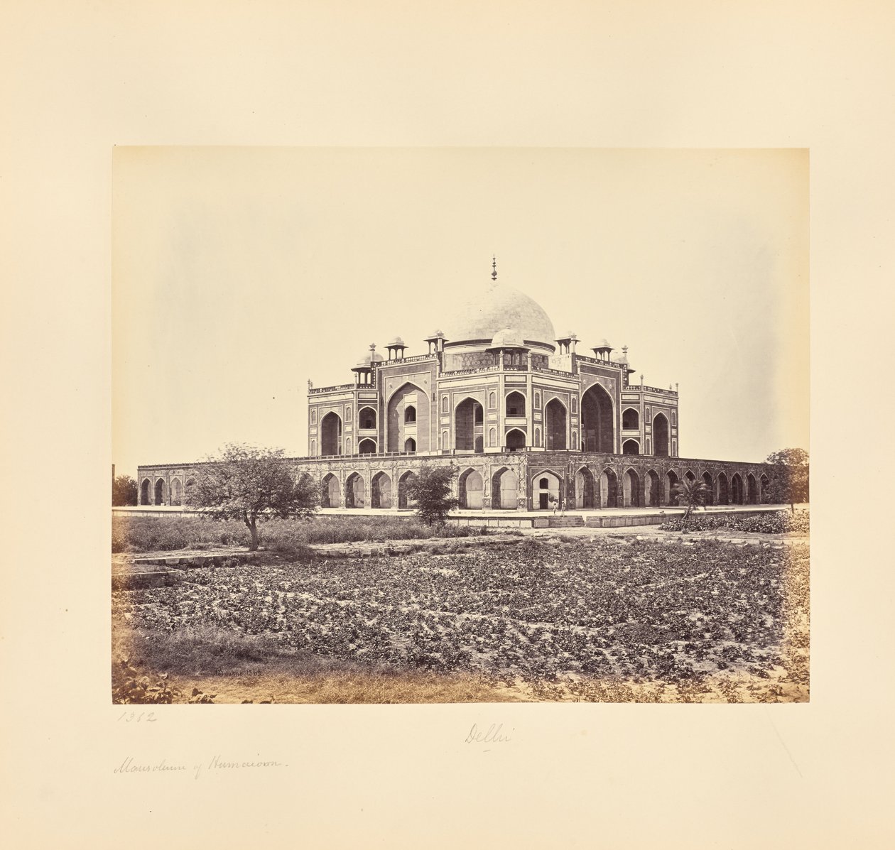 Delhi; keiser Humayuns mausoleum av Samuel Bourne