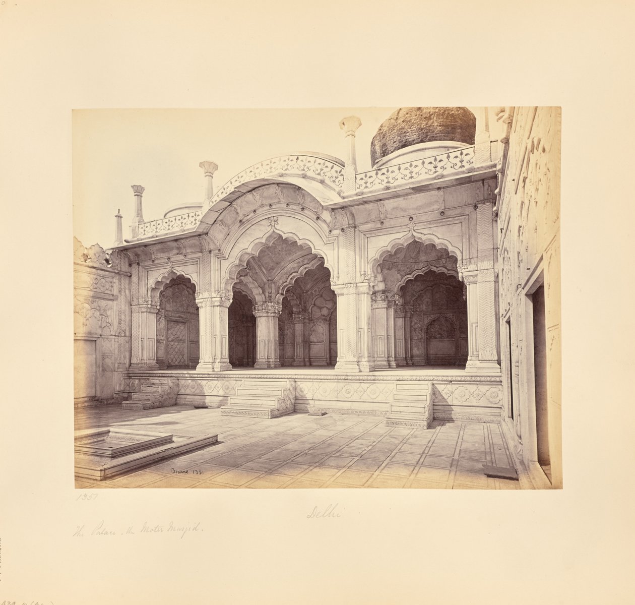 Delhi; palasset, Moti Masjid (Perlemoskeen) av Samuel Bourne