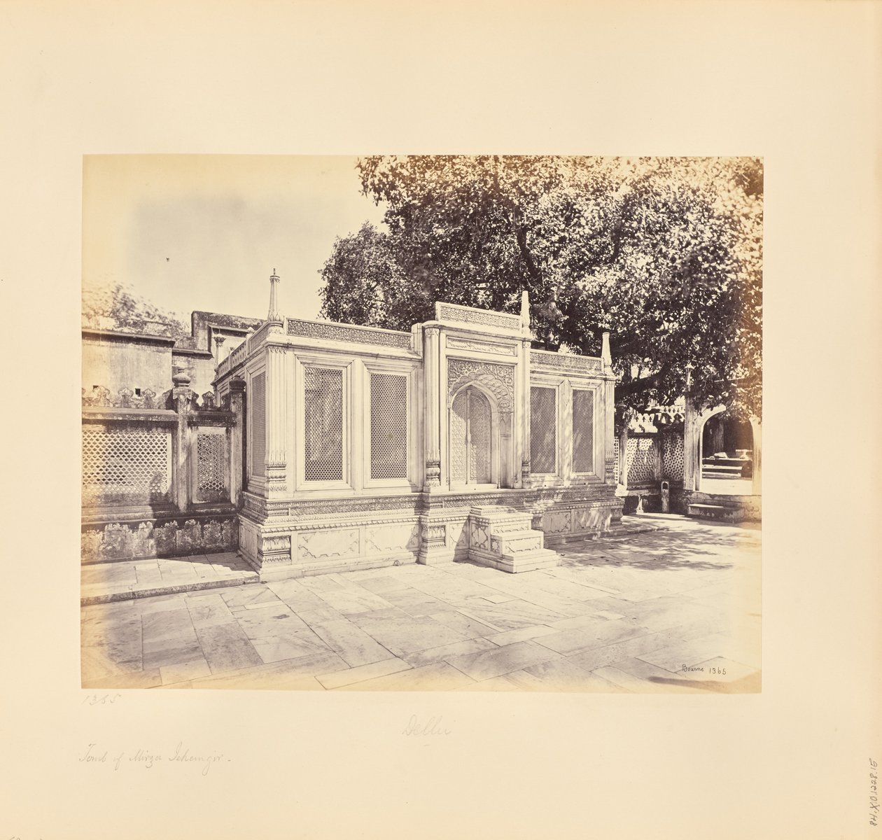 Delhi; Mirza Jehangirs grav. Dette er et stykke vakkert marmorarbeid av Samuel Bourne