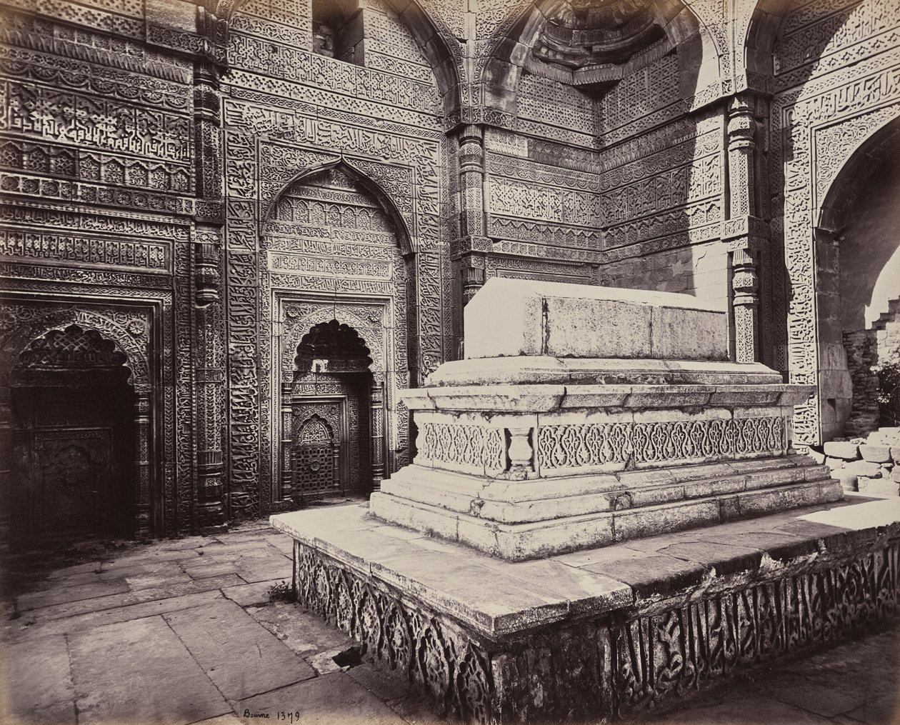 Delhi. Keiser Shums ooo deen Allomshs grav, byggherre for Qutb Minar i ruinene av gamle Delhi av Samuel Bourne