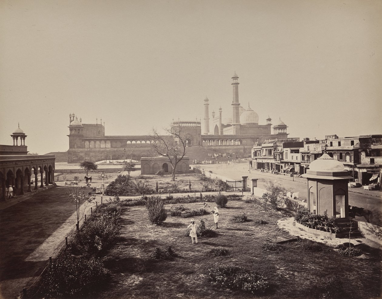 Delhi. Utsikt over nordsiden av Jama Masjid, det viktigste muslimske gudshuset av Samuel Bourne