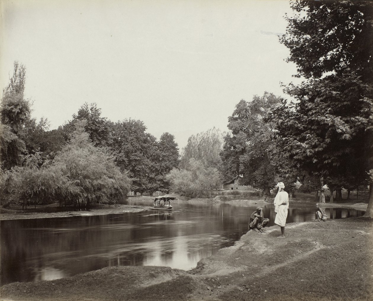 Støvkanalen nedenfor Chunar Bagh, Kashmir, S.O. 1865 (albumin sølvtrykk) av Samuel Bourne