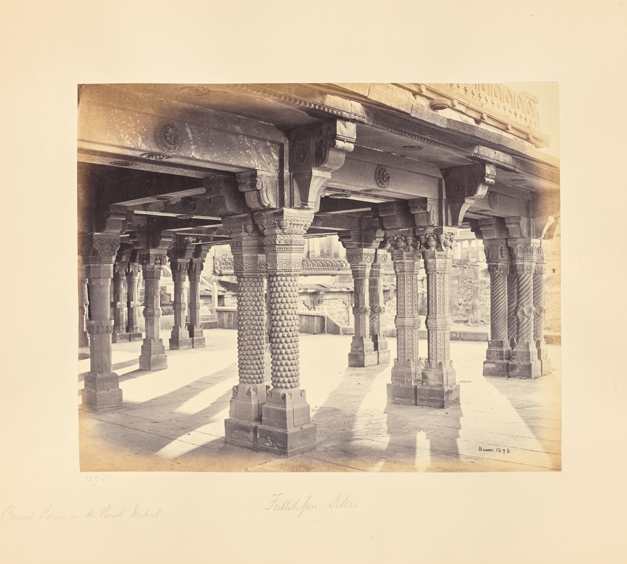 Fatehpur Sikri; utskårne søyler i Panch Mahal av Samuel Bourne