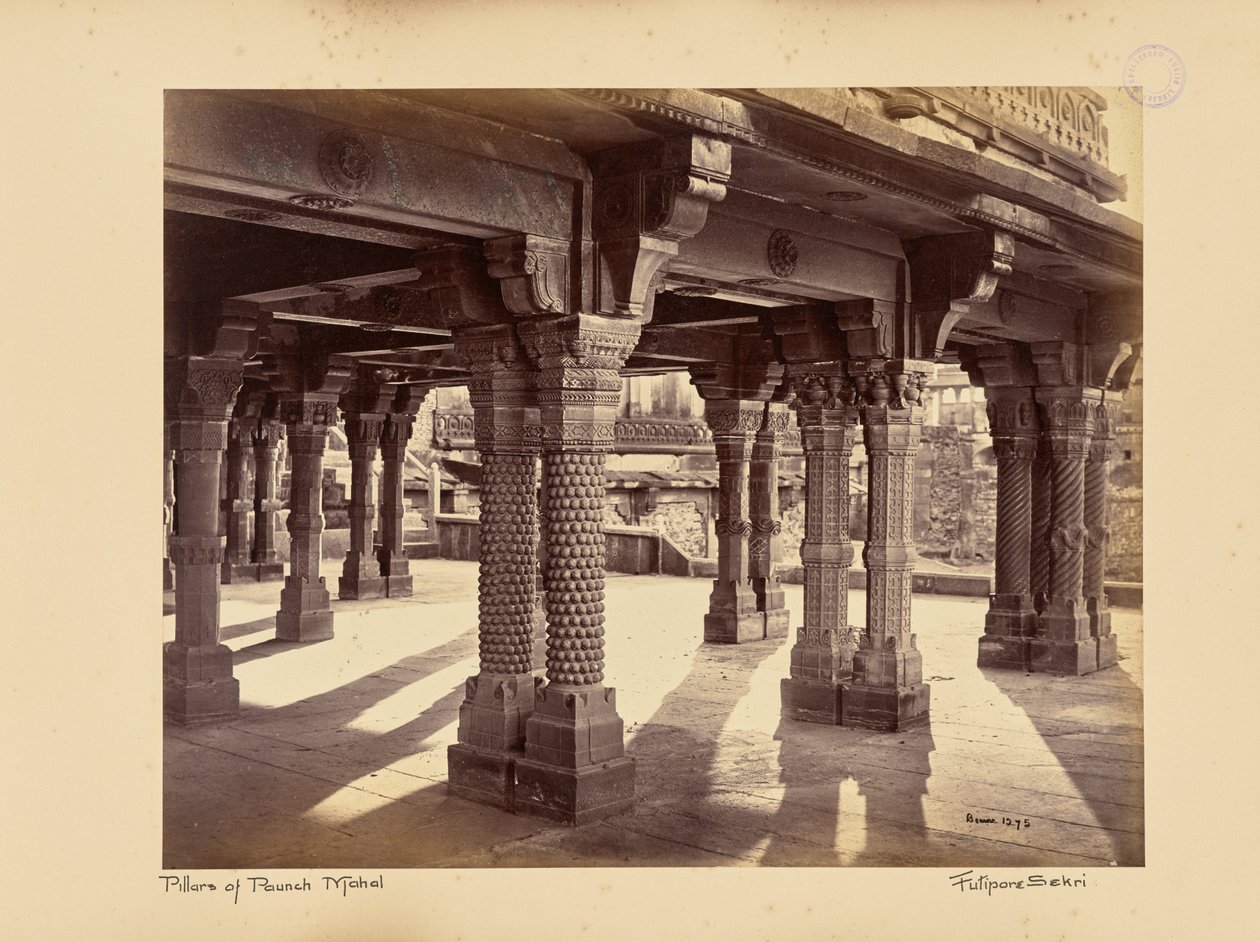 Fatehpur Sikri; utskårne søyler i Panch Mahal av Samuel Bourne