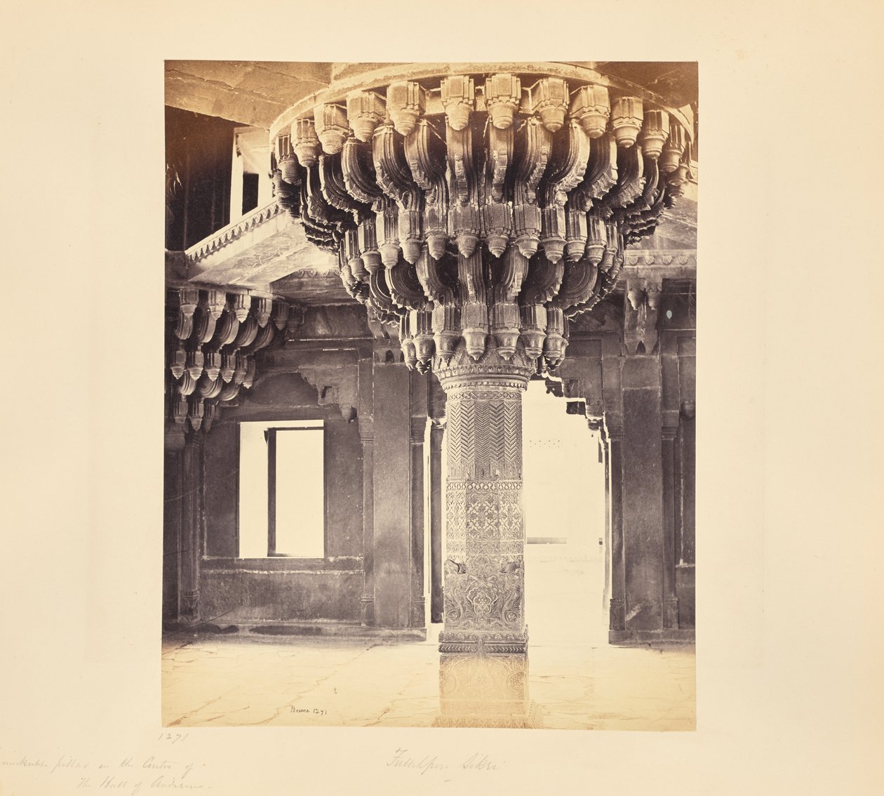Fatehpur Sikri; bemerkelsesverdig søyle i sentrum av Diwan-i-Khas, eller audienssalen av Samuel Bourne
