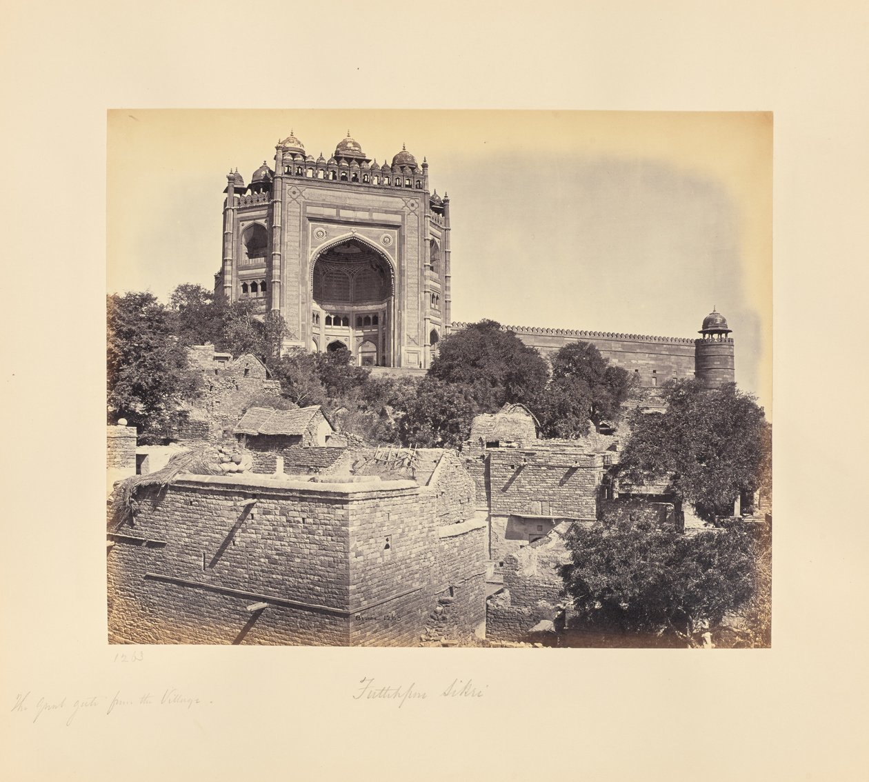 Fatehpur Sikri; den store porten, sett fra landsbyen av Samuel Bourne