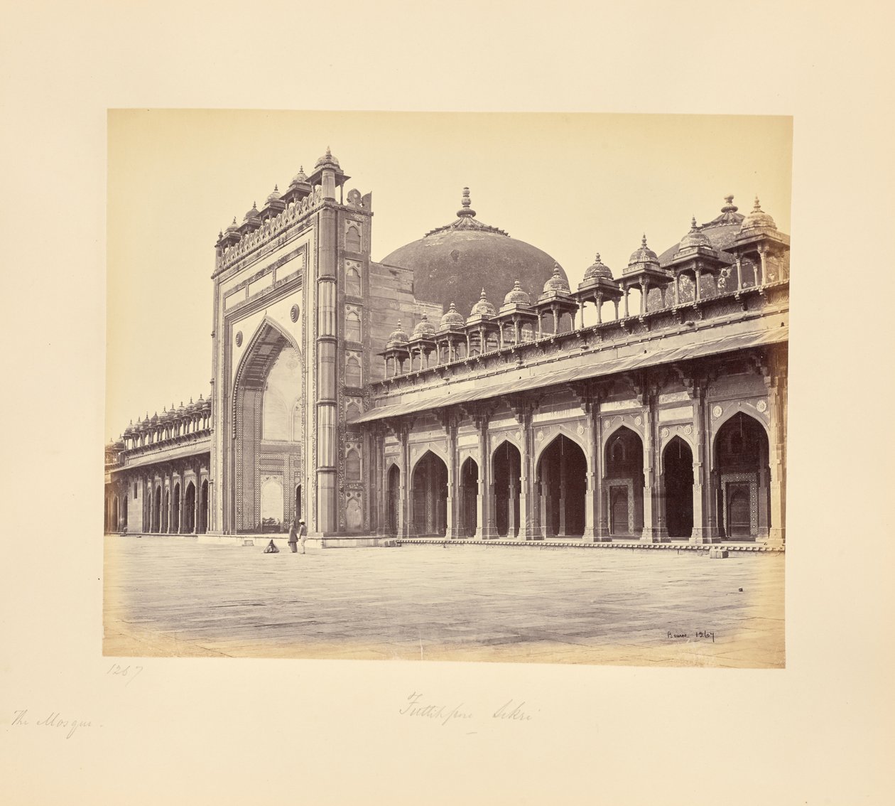 Fatehpur Sikri; moskeen på vestsiden av firkanten av Samuel Bourne