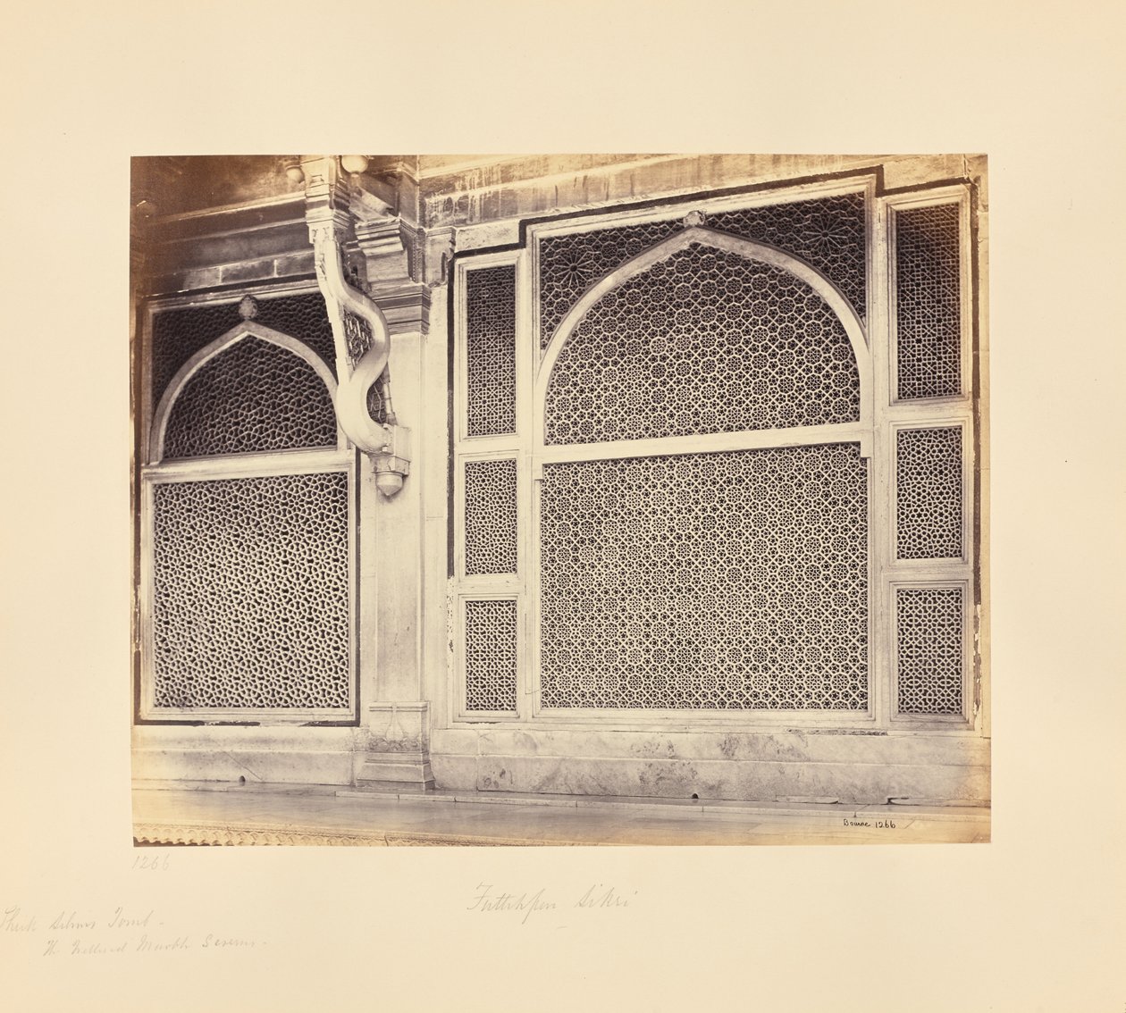 Fatehpur Sikri; to marmorskjermer i graven til sjeik Selim Chishti av Samuel Bourne