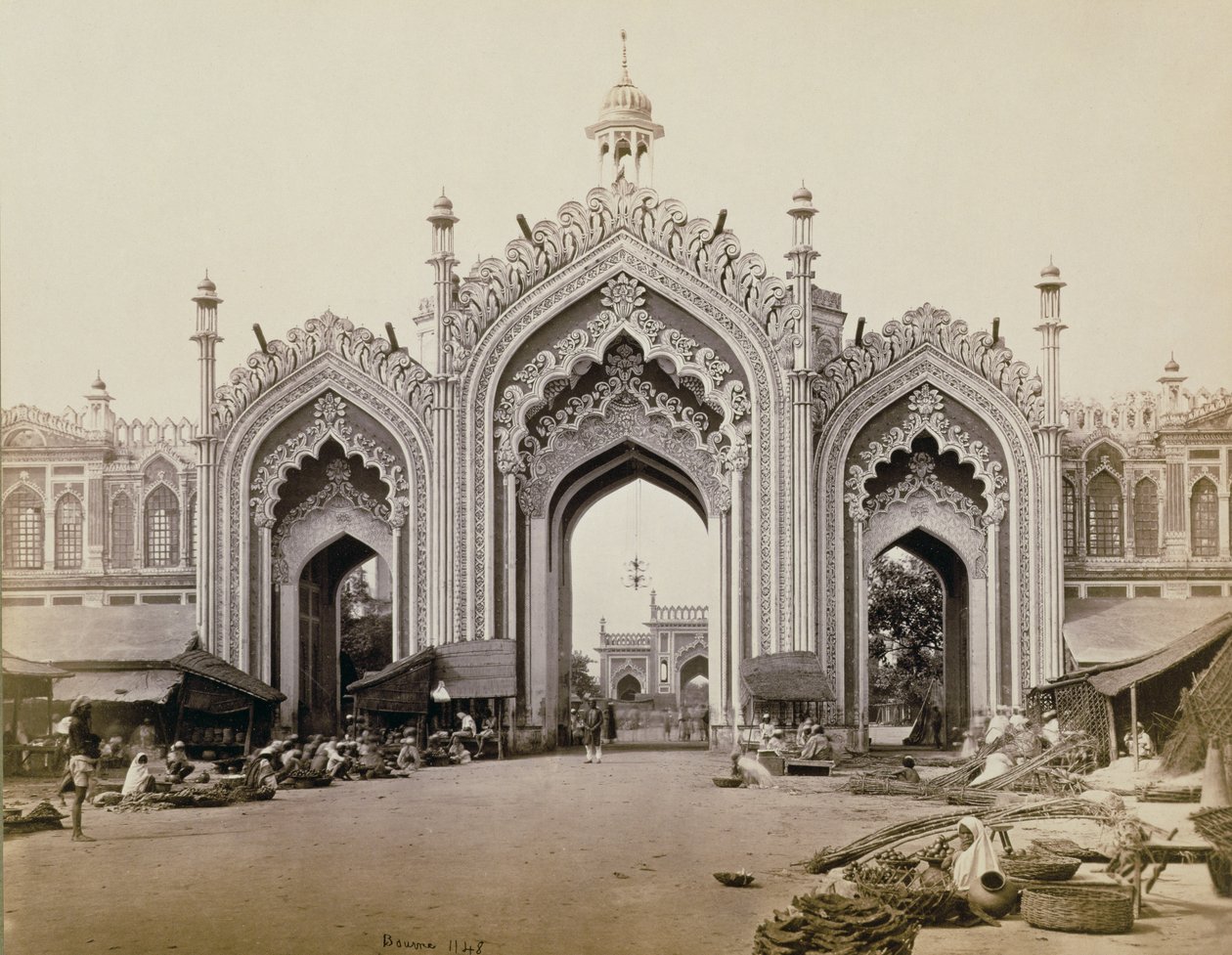 Porten til Hoospinbad Bazaar (sepia-bilde) av Samuel Bourne