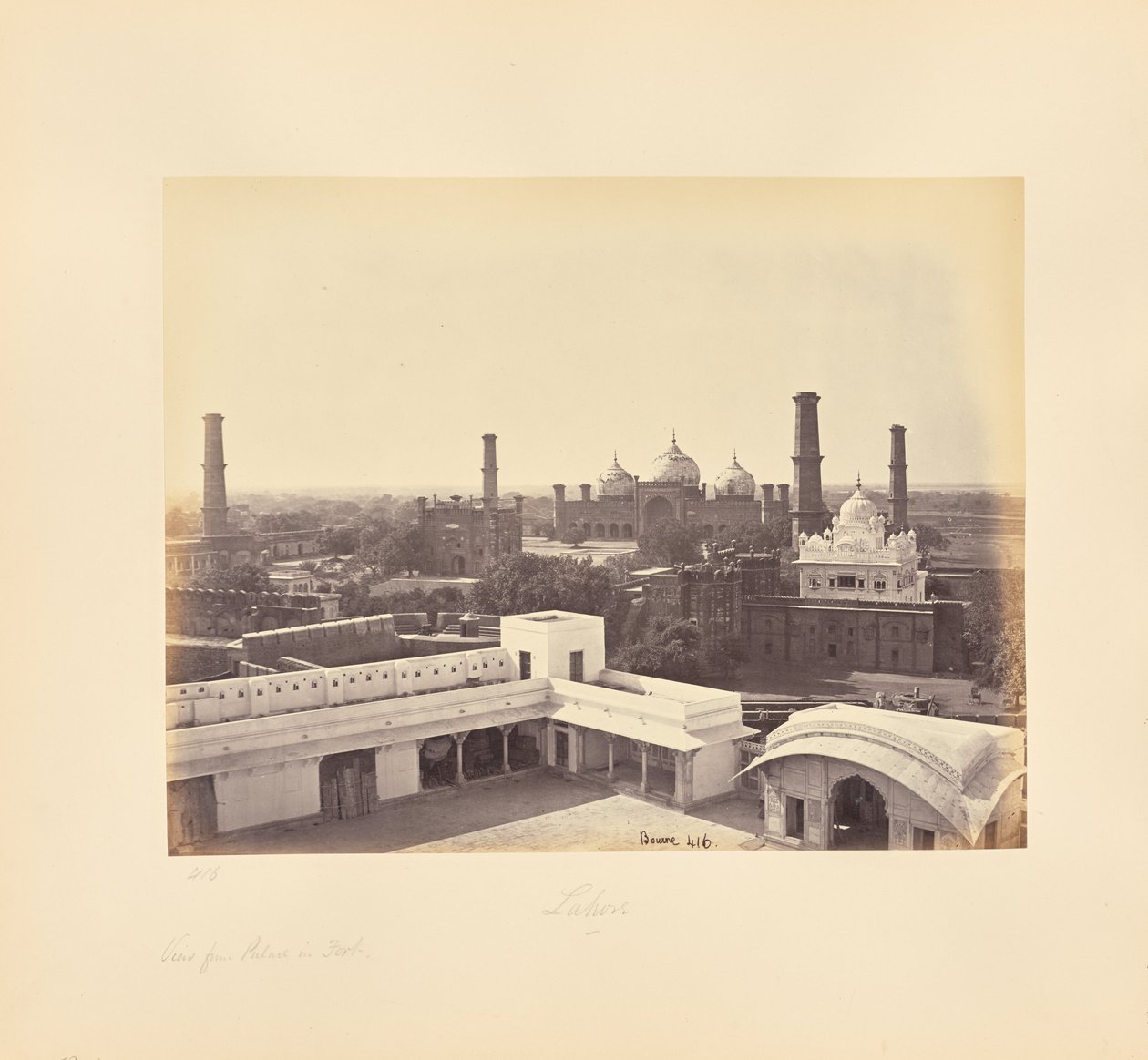 Lahore; utsikt fra palasset i fortet av Samuel Bourne