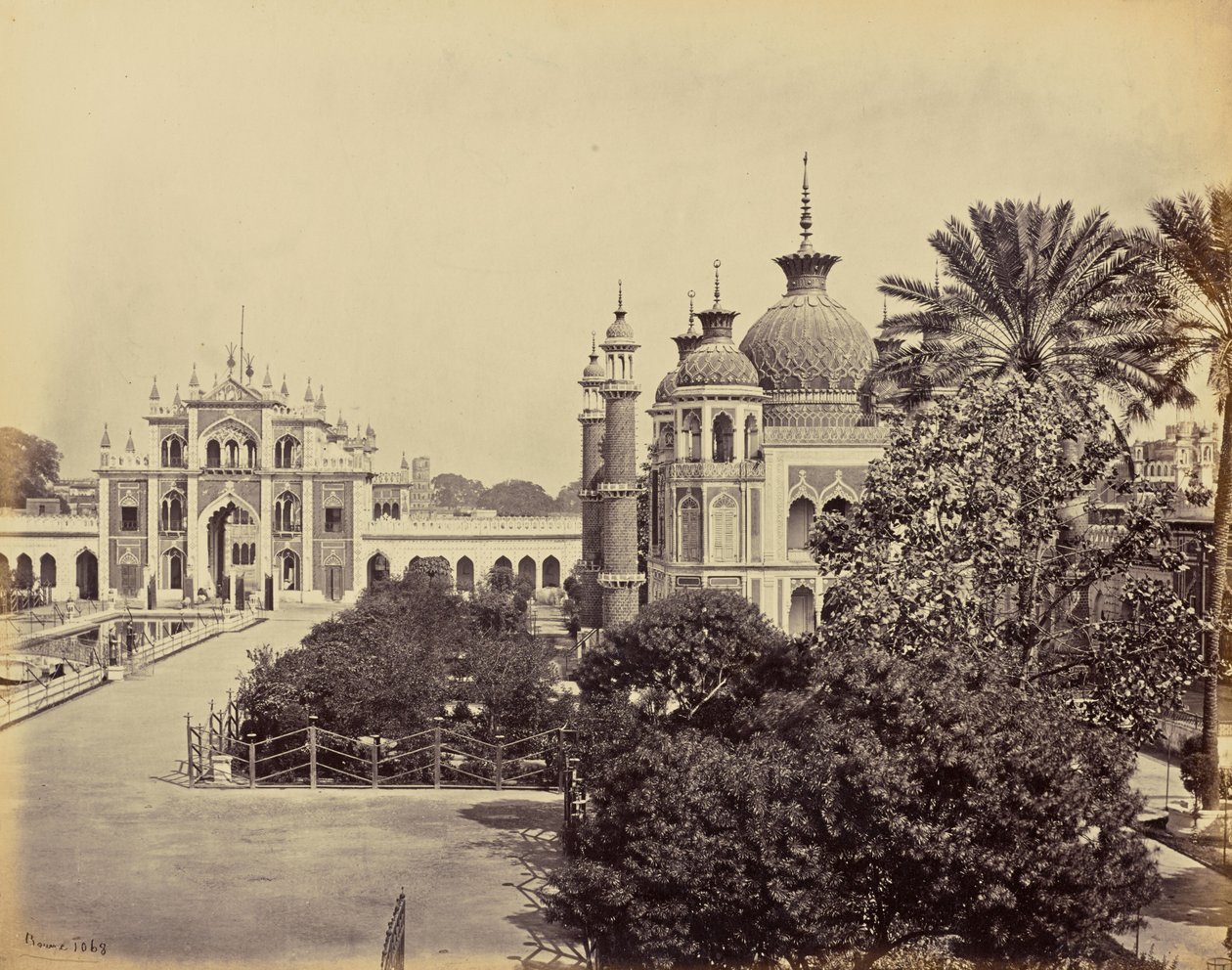 Lucknow; porten og hagen til Hooseinabad Imambara av Samuel Bourne