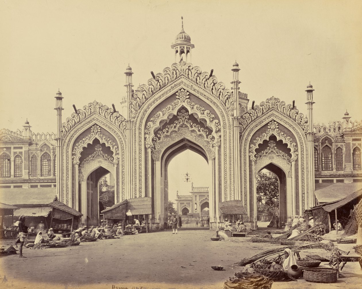 Lucknow; porten til Hooseinabad-basaren av Samuel Bourne