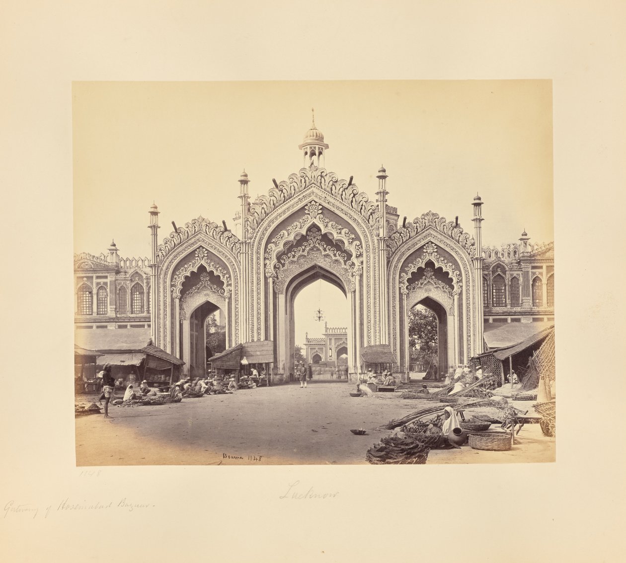Lucknow; Porten til Hooseinabad-basaren av Samuel Bourne