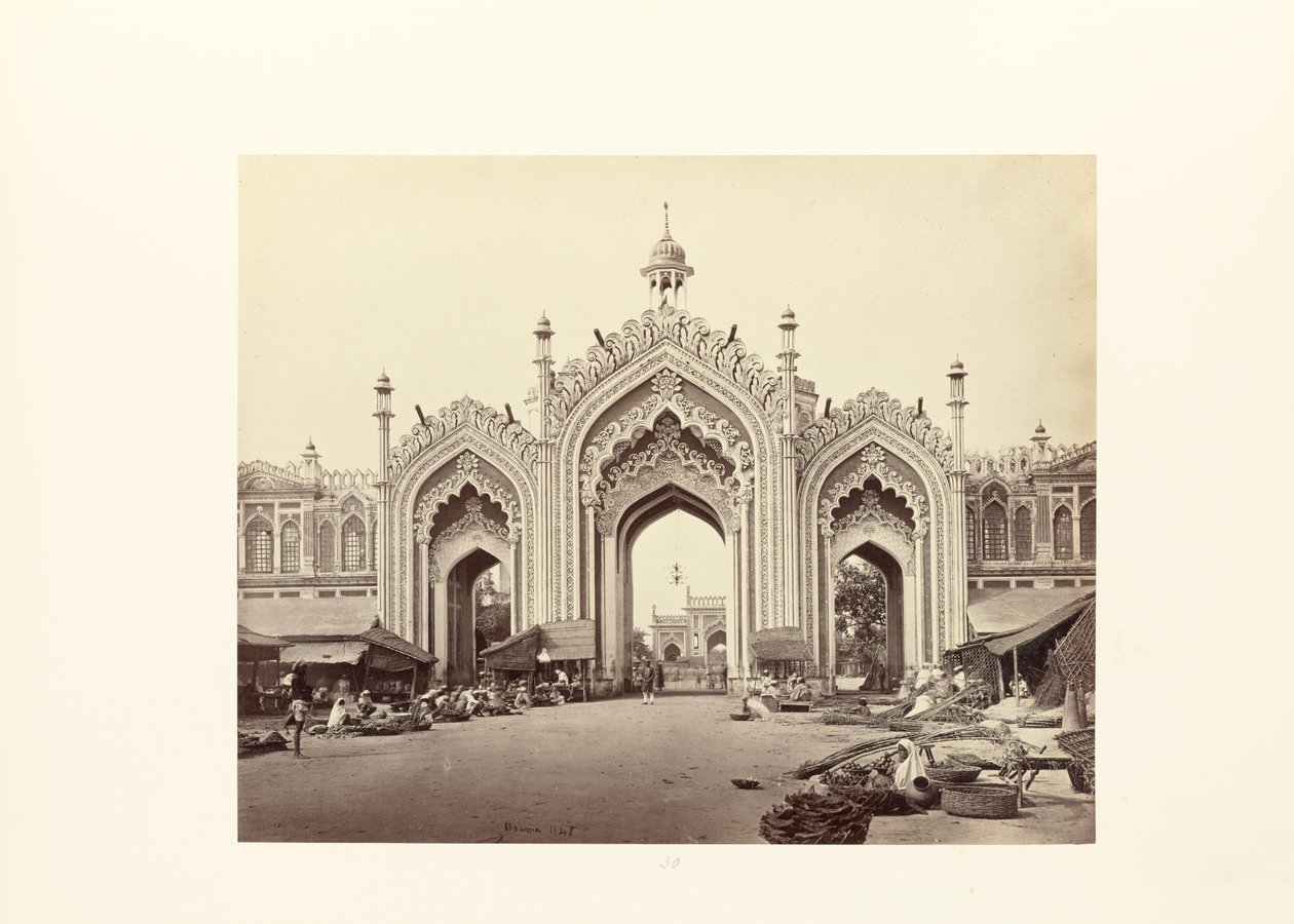 Lucknow; porten til Hooseinabad-basaren av Samuel Bourne