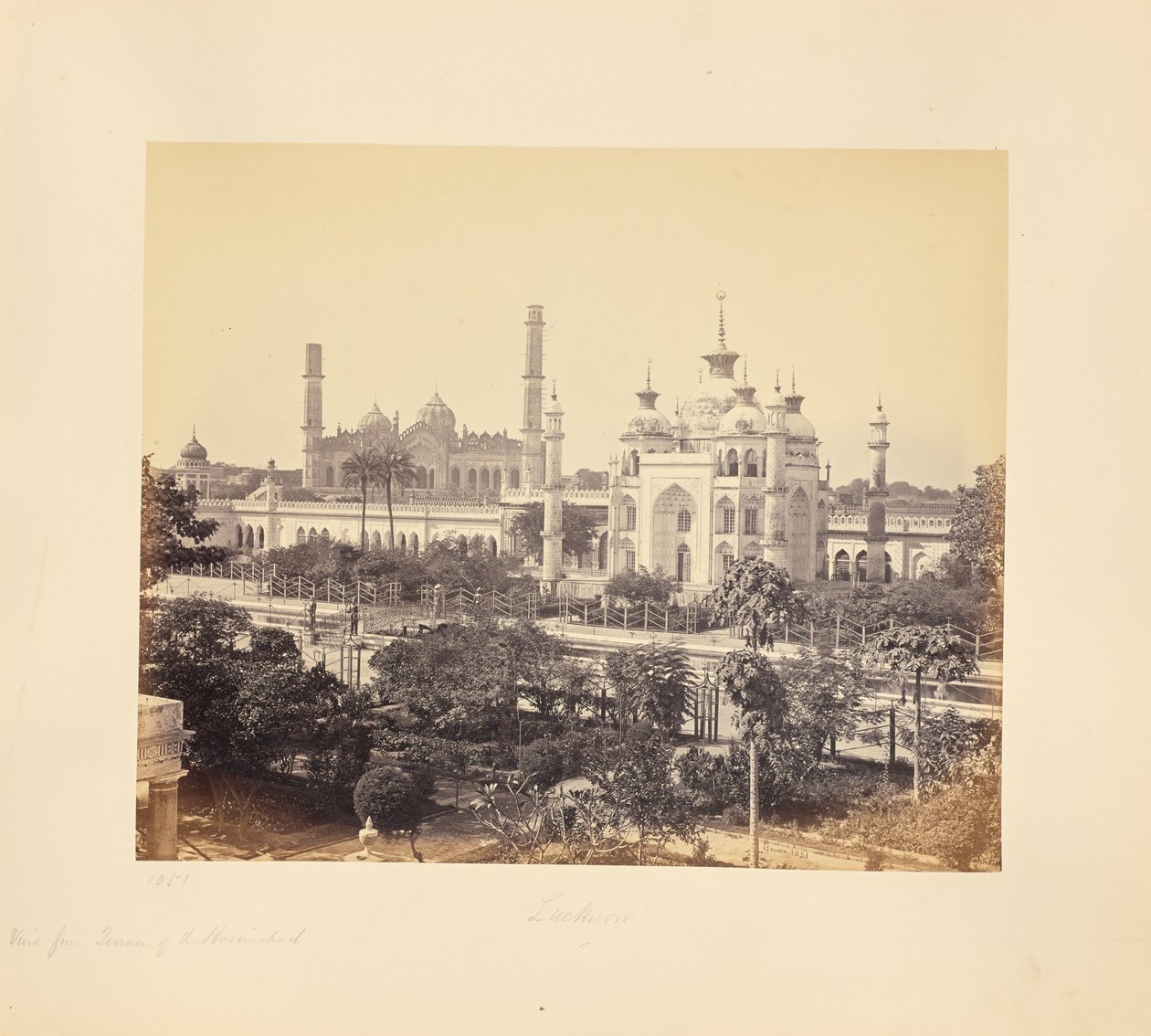 Lucknow; utsikt fra terrassen ved Hooseinabad Imambara av Samuel Bourne