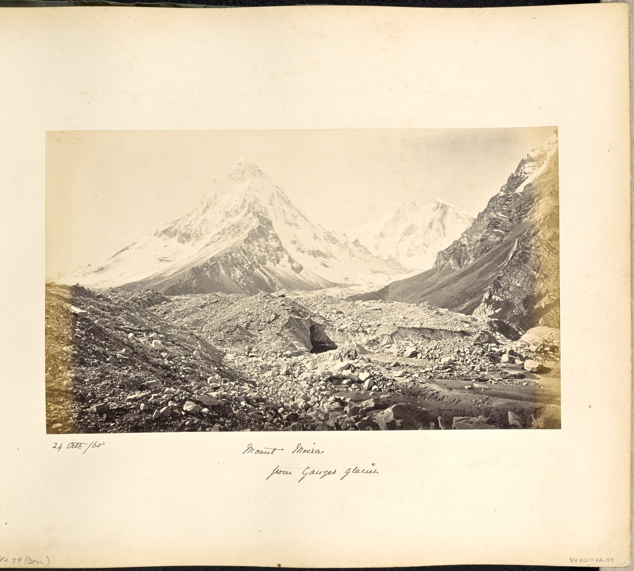 Mount Moira og andre snødekte topper, sett fra breen av Samuel Bourne