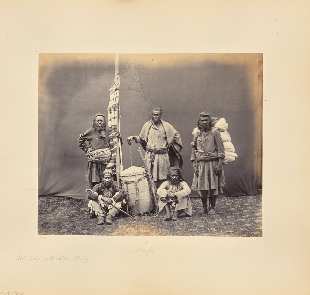 Fjellarbeidere i Shimla med khiltaer og bærestol av Samuel Bourne