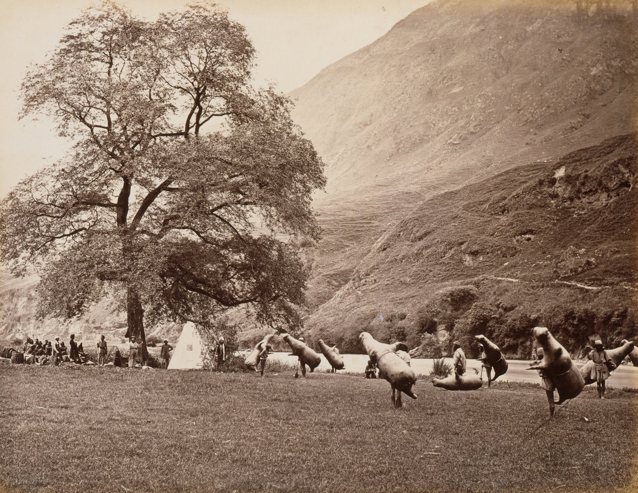 Mussucks for Crossing the Beas River Below Bajoura, 1866. av Samuel Bourne
