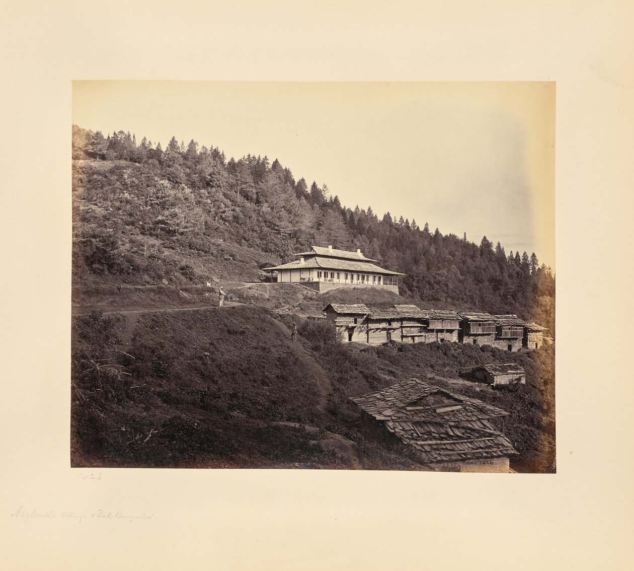 Narkunda; landsby og dak-bungalow av Samuel Bourne