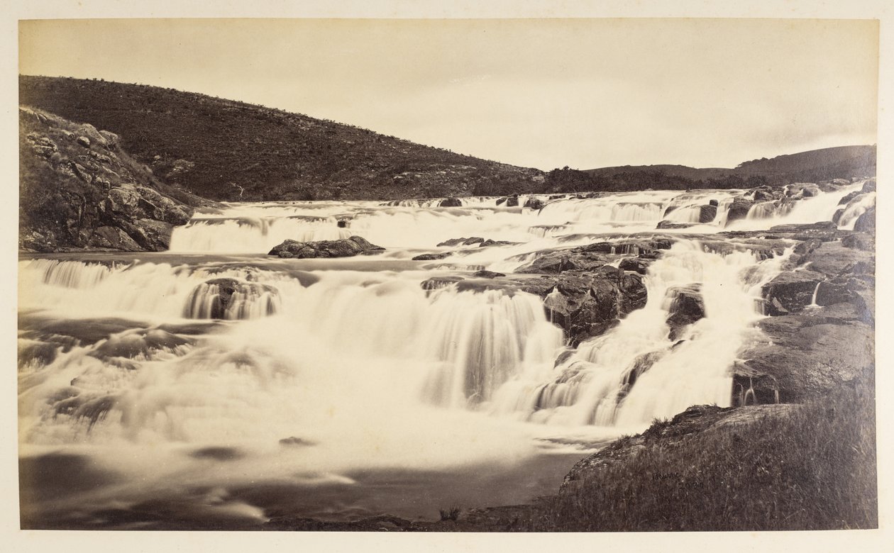 Rapids på Pykara nedenfor broen (Nilgiri Hills) av Samuel Bourne