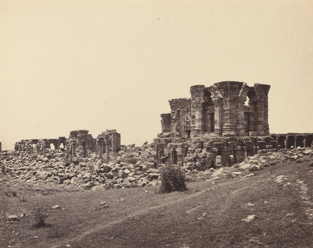 Ruinene av Martand fra sørøst, ca. 1870. av Samuel Bourne