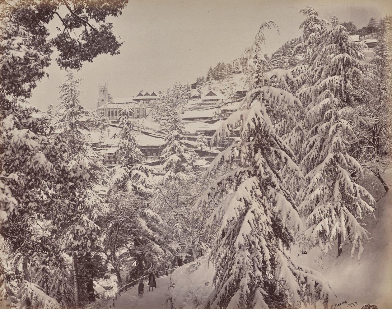 Shimla. Utsikt over kirken fra Mount Jakko mot vest med en del av Mall om vinteren av Samuel Bourne