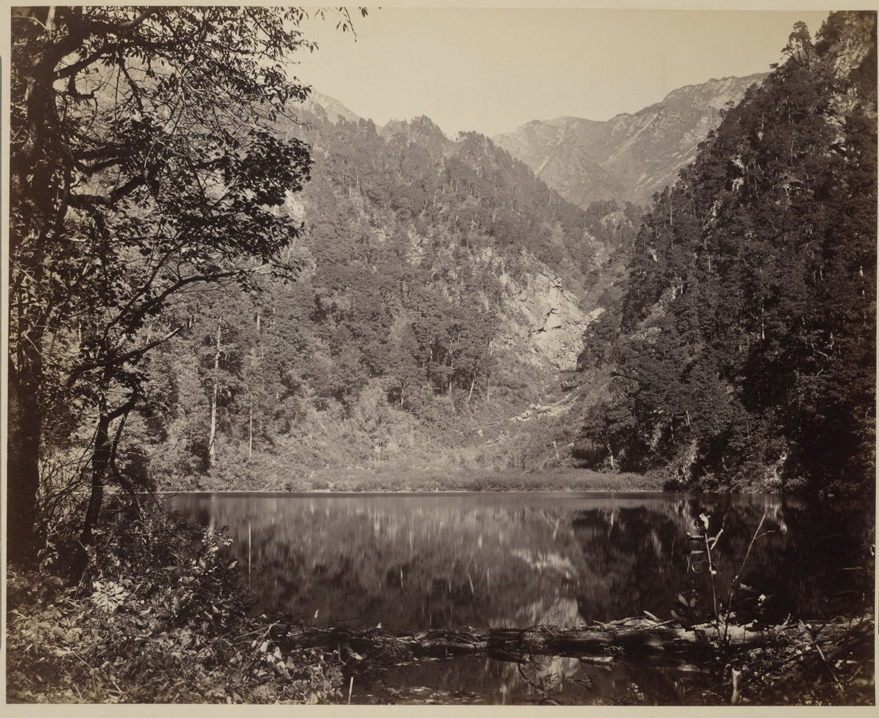 Liten innsjø i fjellet av Samuel Bourne