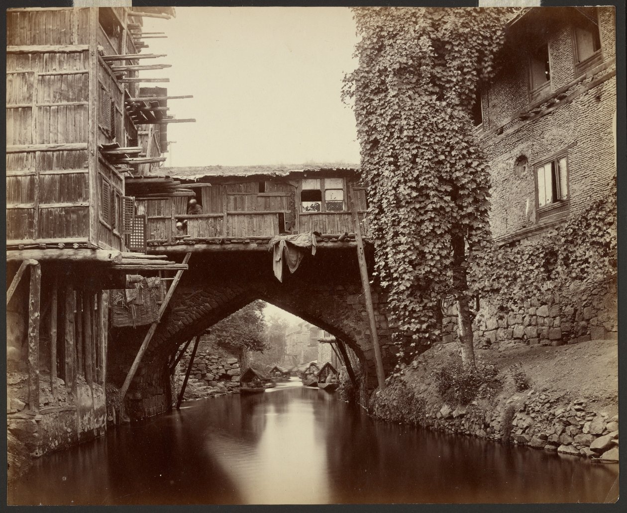Srinagar; en bro over Marqual-kanalen av Samuel Bourne