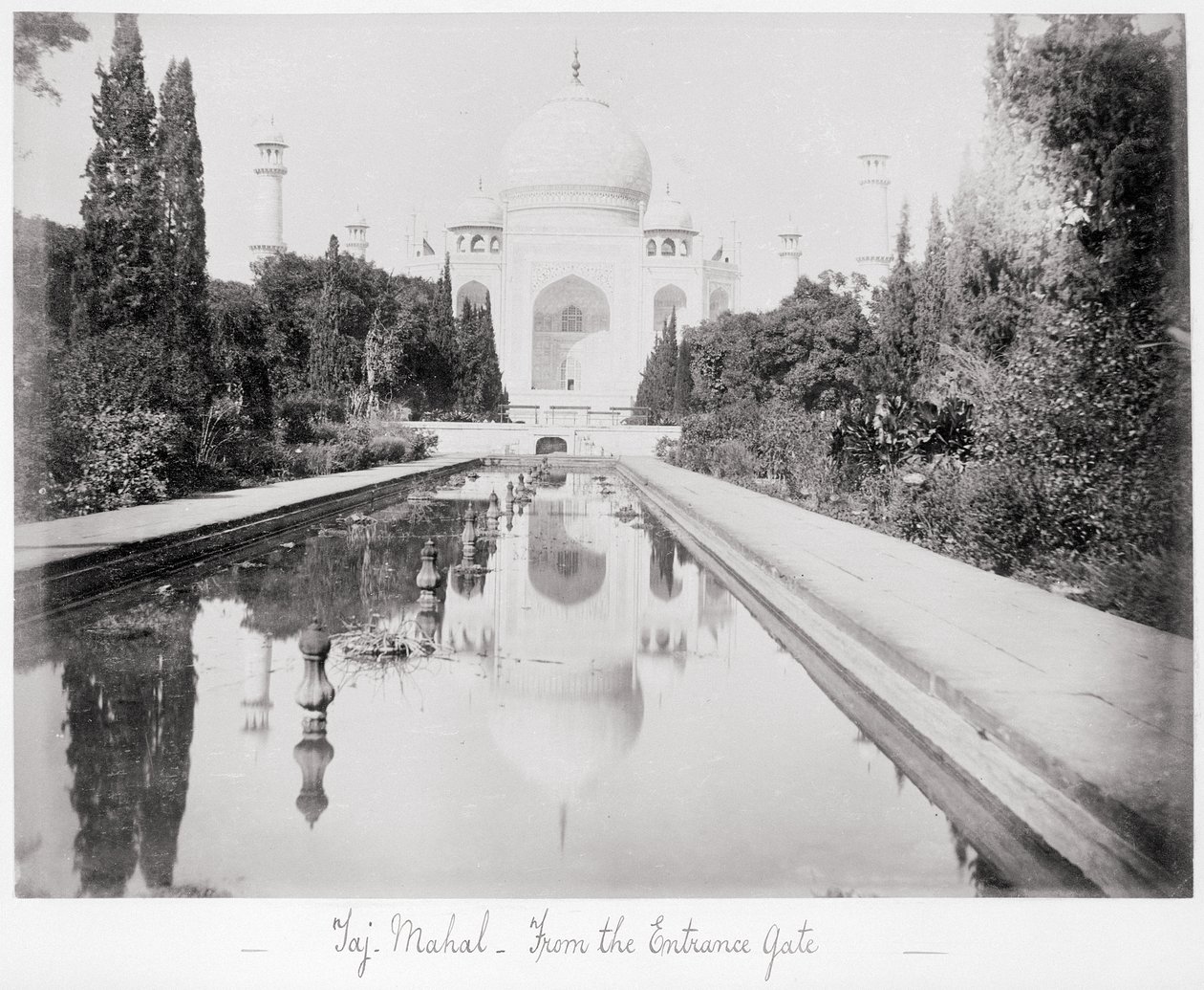 Taj Mahal, sett fra inngangsporten av Samuel Bourne
