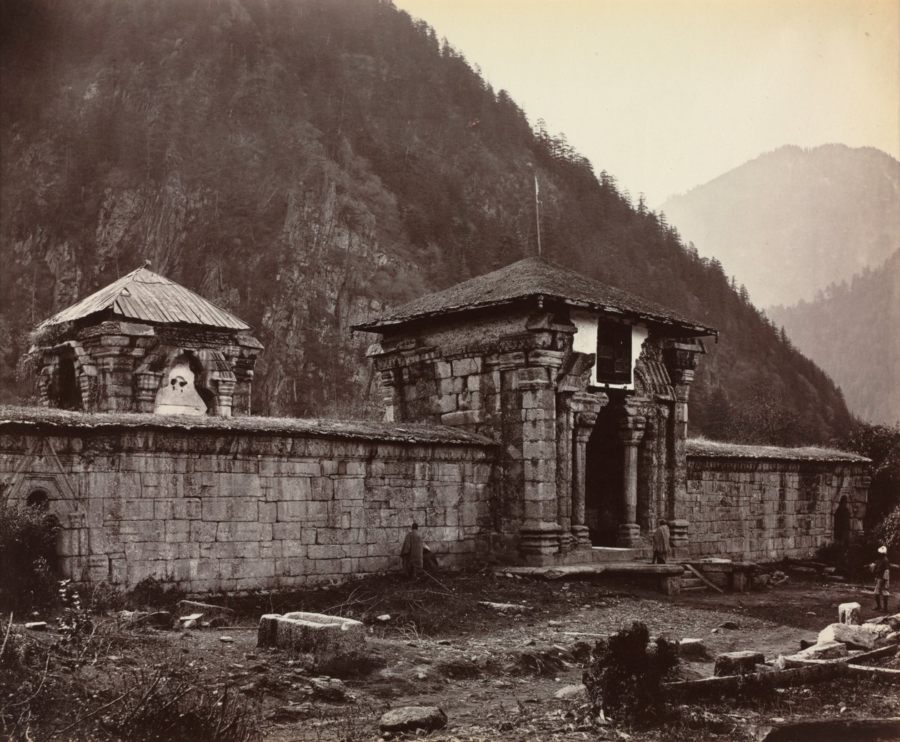Tempel i Naveshwara, Kashmir, India, 1864. av Samuel Bourne