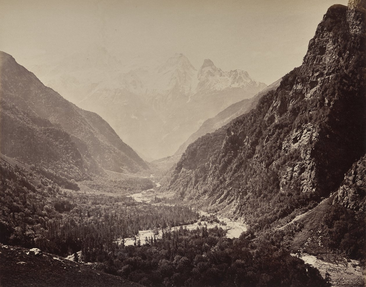 Det øvre Himalaya. Utsikt over dalen fra Fallaldasa med Srikanta-toppene i det fjerne av Samuel Bourne