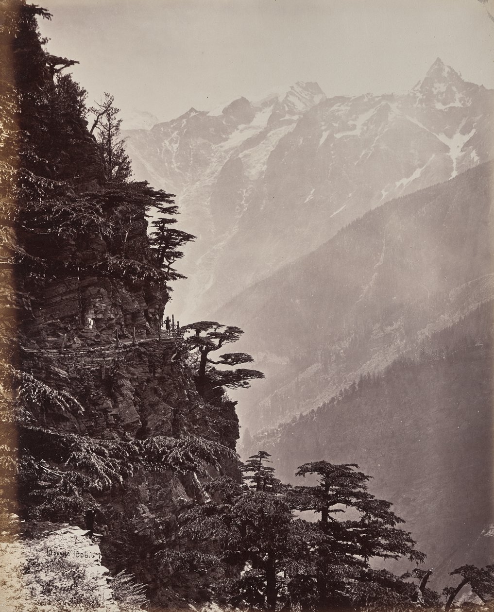 Øvre Himalaya. Utsikt over den nye veien nær Rogi av Samuel Bourne
