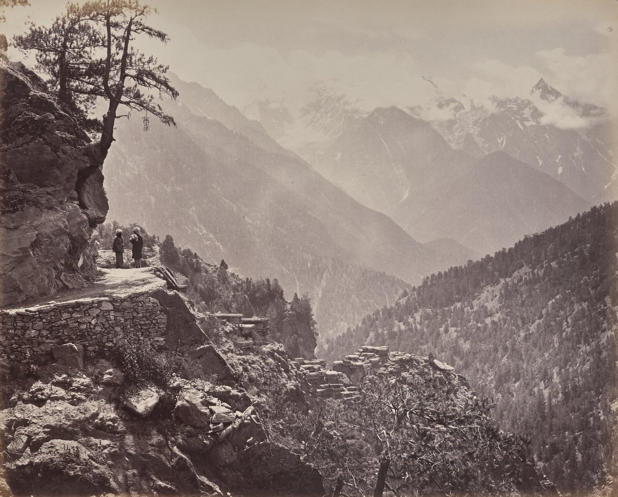 Øvre Himalaya. Utsikt over den nye veien mellom India og Kina. Mount Pangi med Kinas snødekte topper i det fjerne av Samuel Bourne