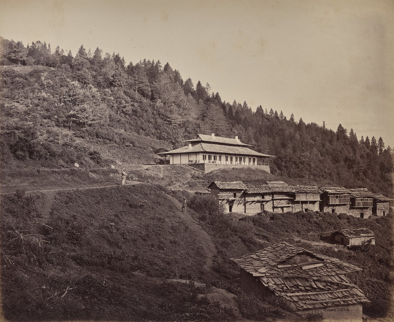 Øvre Himalaya. Landsbyen Harkundu med reisendes bungalow i et hvilested av Samuel Bourne