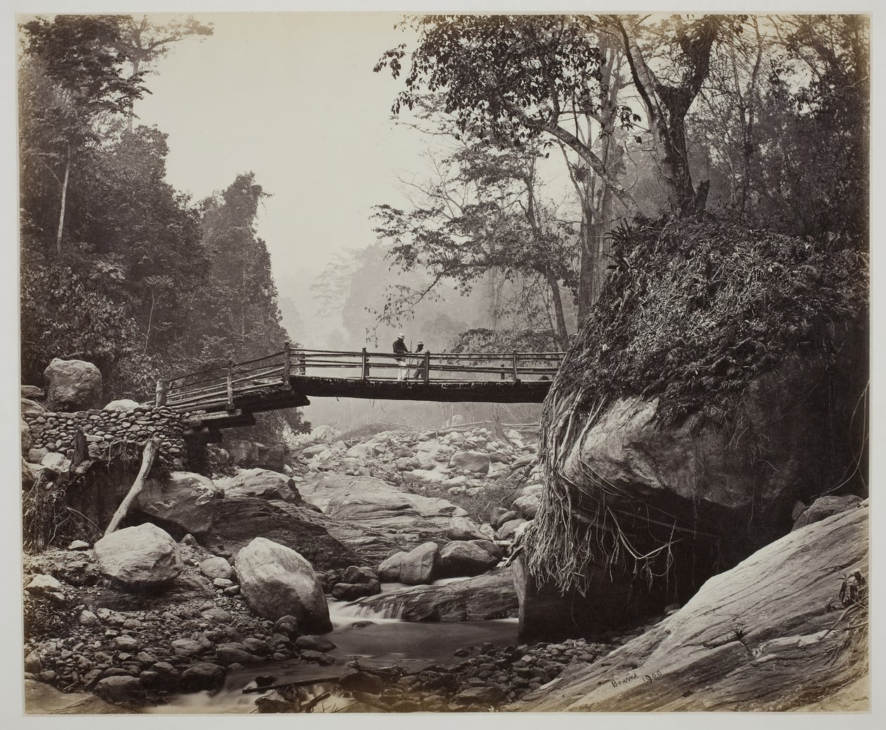 Uten tittel [gangbro over en elv], ca. 1865. av Samuel Bourne