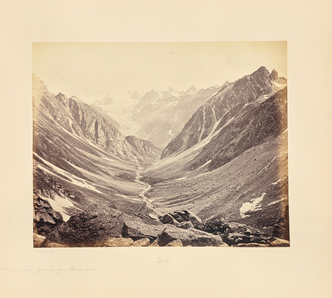 Dal og snødekte topper, sett fra Hampta-passet på Spiti-siden av Samuel Bourne
