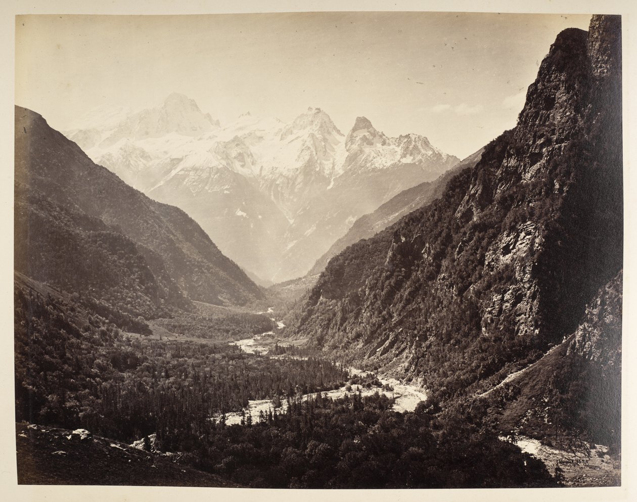 Utsikt som ser ned på elvekløften og en naturlig steinbue, innrammet av trær, på Ganges ved Bhaironghati. Album med fotografier av India, hovedsakelig av Samuel Bourne1866 av Samuel Bourne