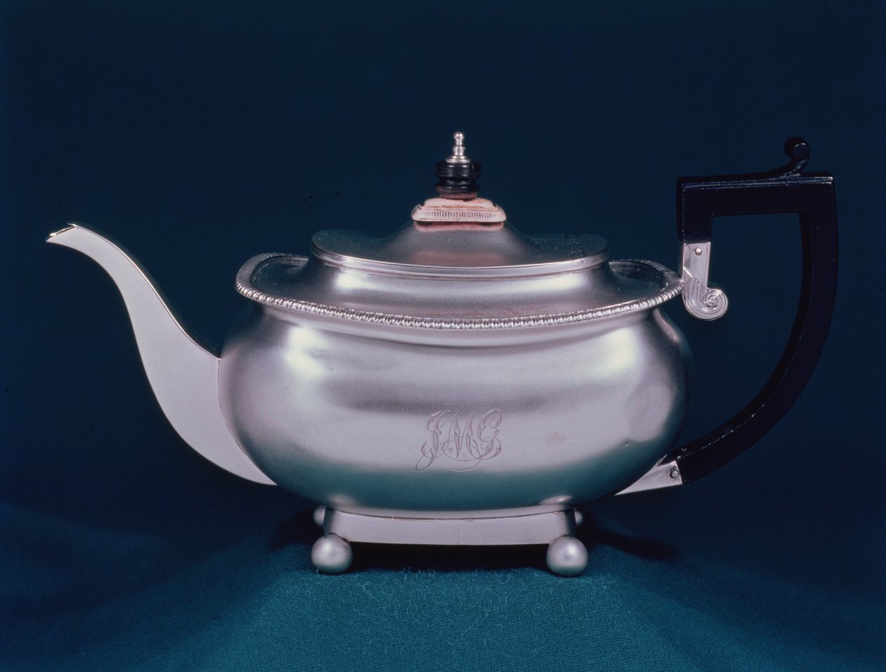 Regency tekanne, 1812-13 sølv, tre med elfenbensknapp av Samuel Hennell