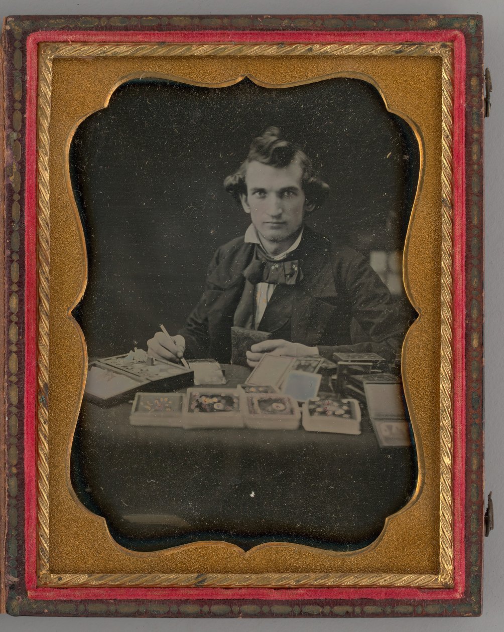 Uten tittel Portrait of Seated Man Holding a Daguerreotype and Brush, 1865. av Samuel J. Miller