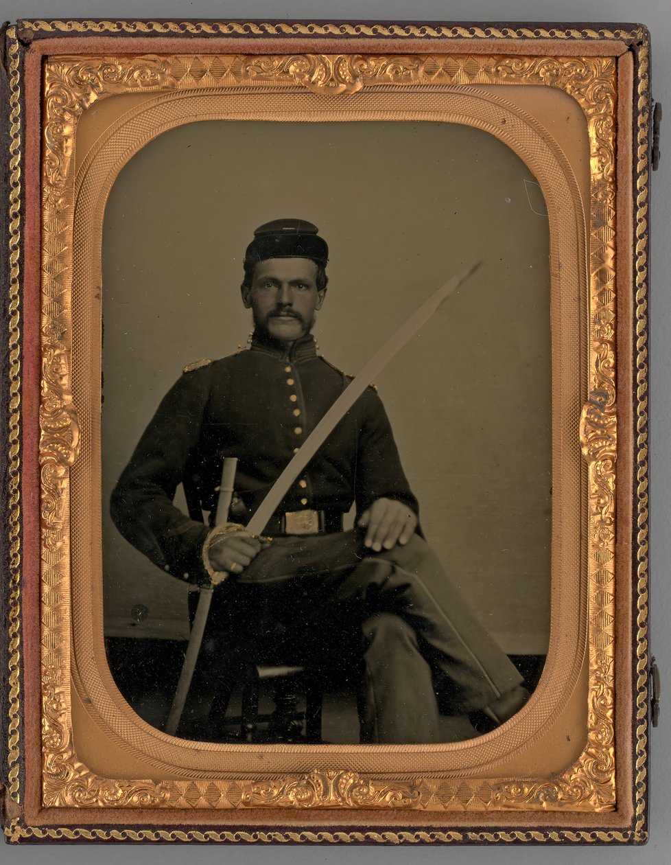 Uten tittel portrett av en sittende soldat med sabel, 1862. av Samuel J. Miller