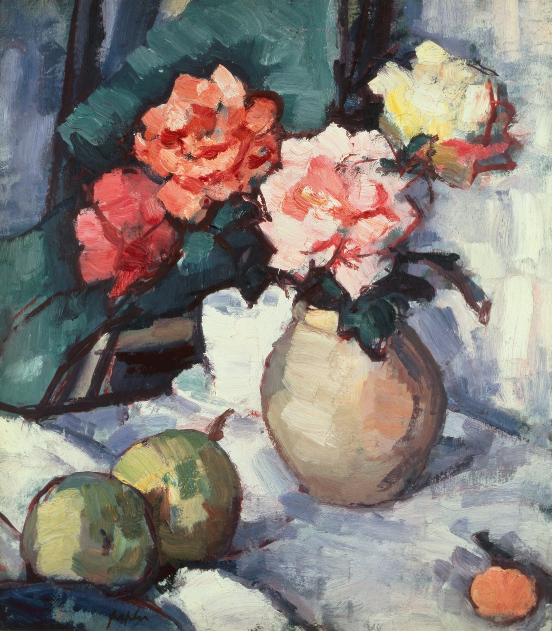 Blandede roser i brun vase med kopp, fat og epler av Samuel John Peploe