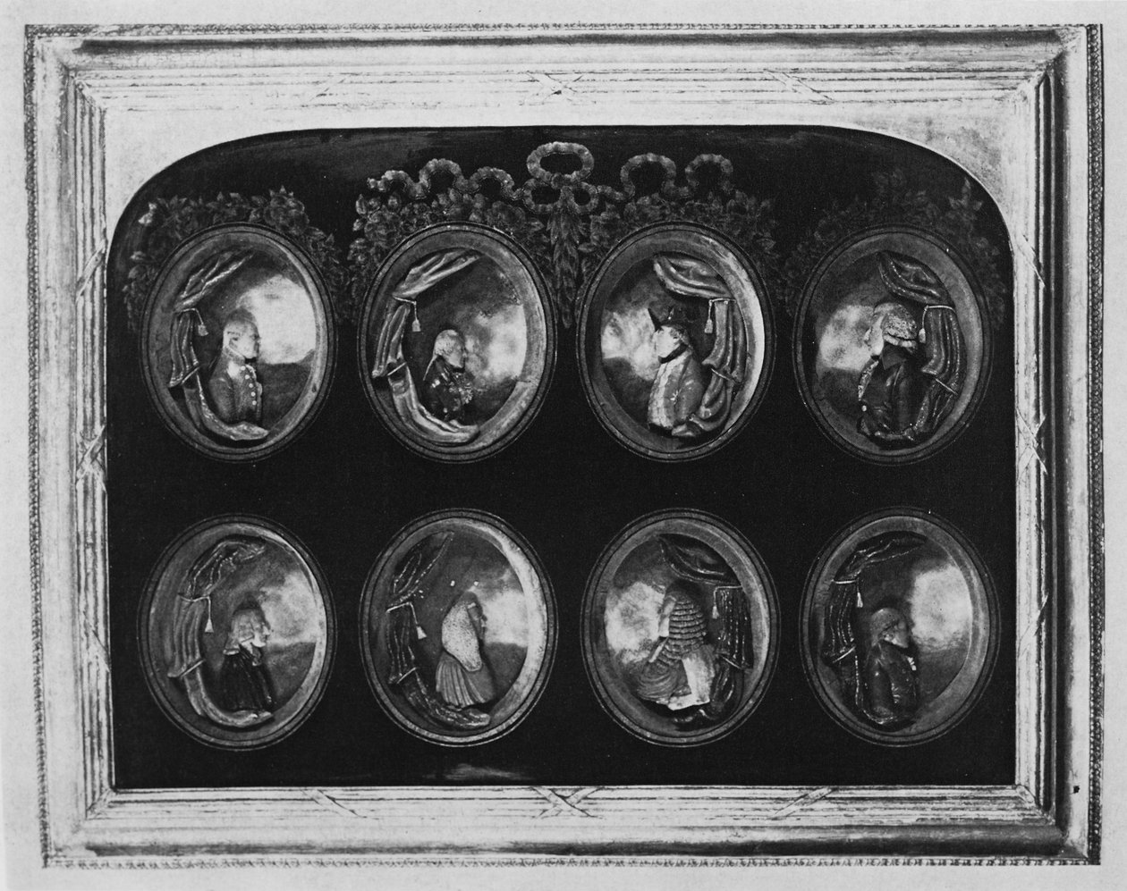 Ramme som inneholder åtte portretter (voks) av Samuel Percy