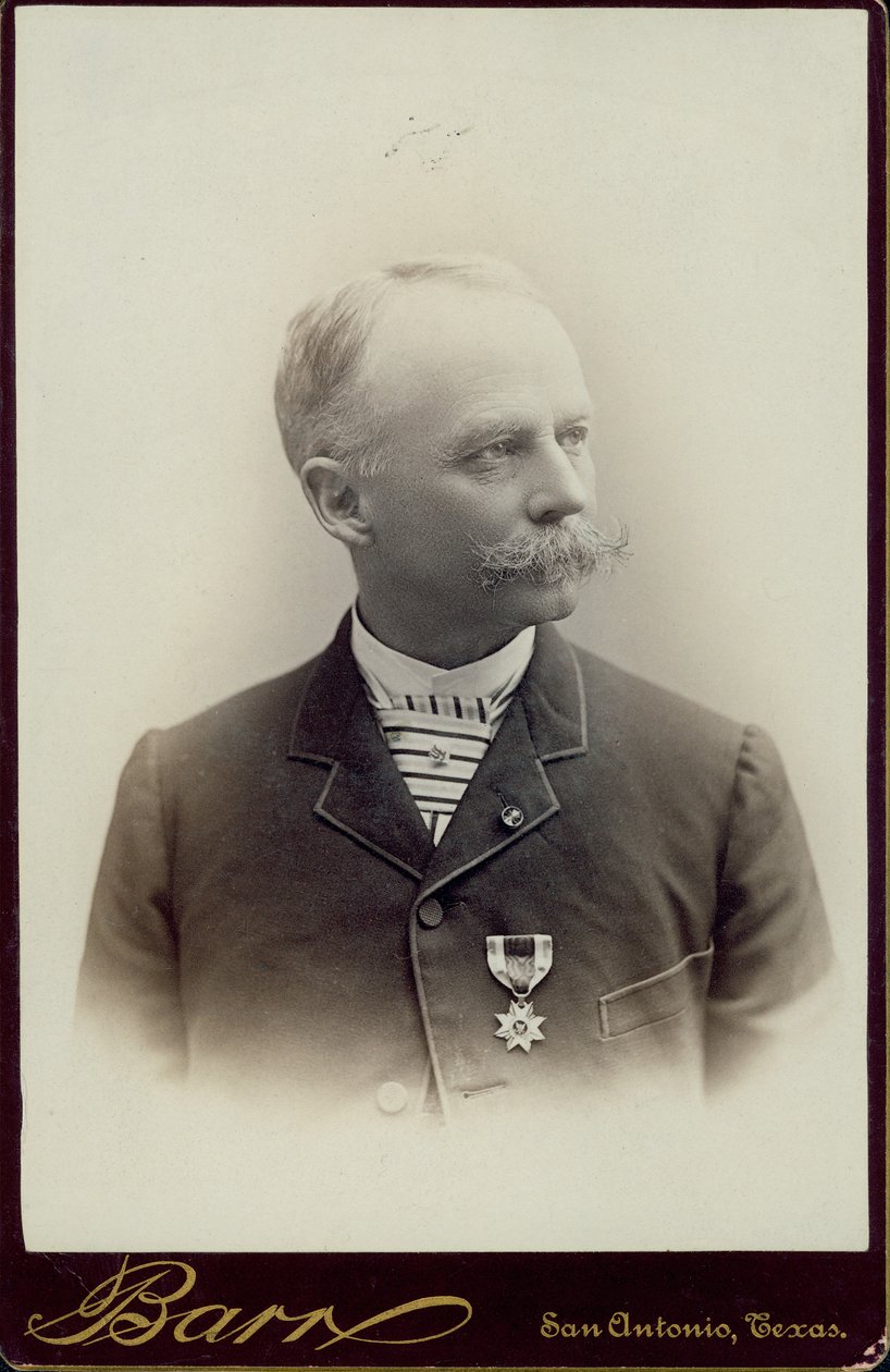 Brystportrett av Hiram L. Kelley, iført stripet slips og dress med medalje festet til jakken, og med hodet snudd til høyre av San Antonio D.P. Barr